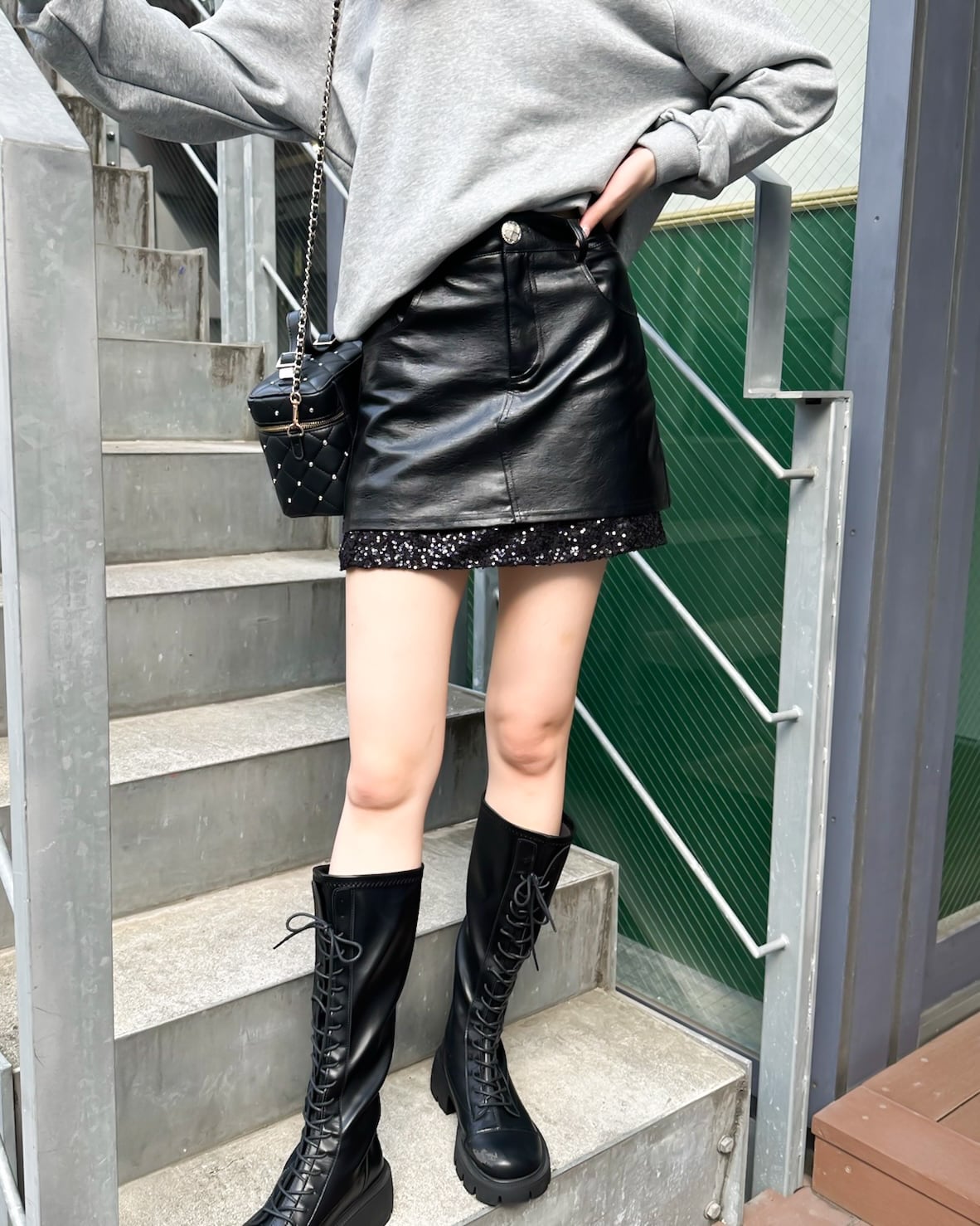 フェイクレザースパンコールミニスカート V04323 | Lily Boutique 