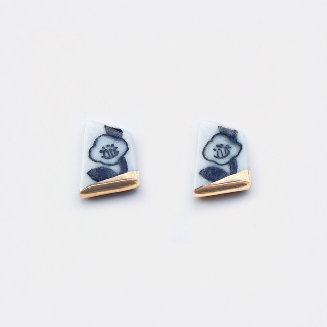 【eb2】Sサイズ 黒金 椿 イヤリング／ピアス／ノンホールピアス／樹脂ピアス