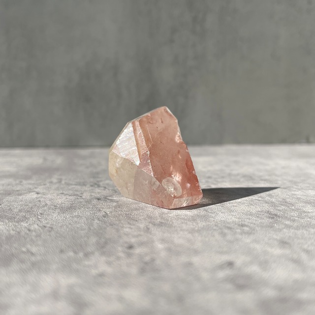 ブラジル・ディアマンティーナ産 ピンクレムリアン｜ハーフポリッシュ結晶