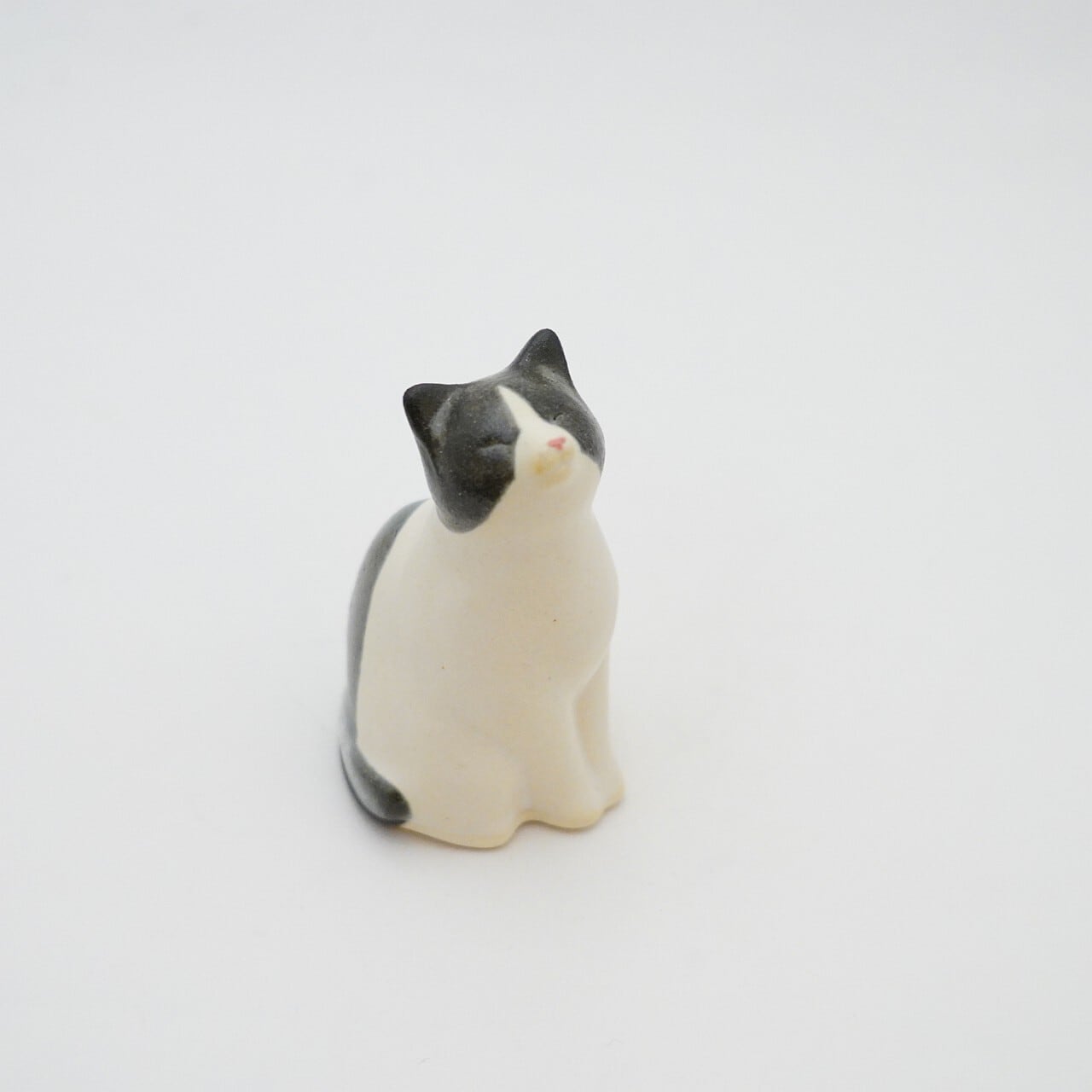 【カイトアヤキ】にゃり 座り猫 ハチワレ