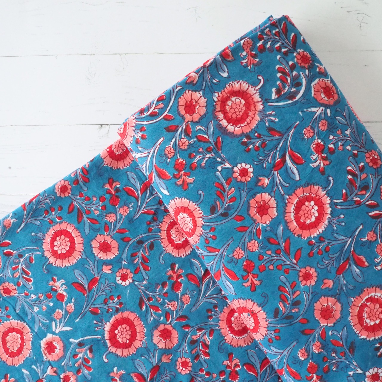 ブロックプリント生地【50cm単位】インド綿 花柄 ブルー×ピンク #24355-BL1