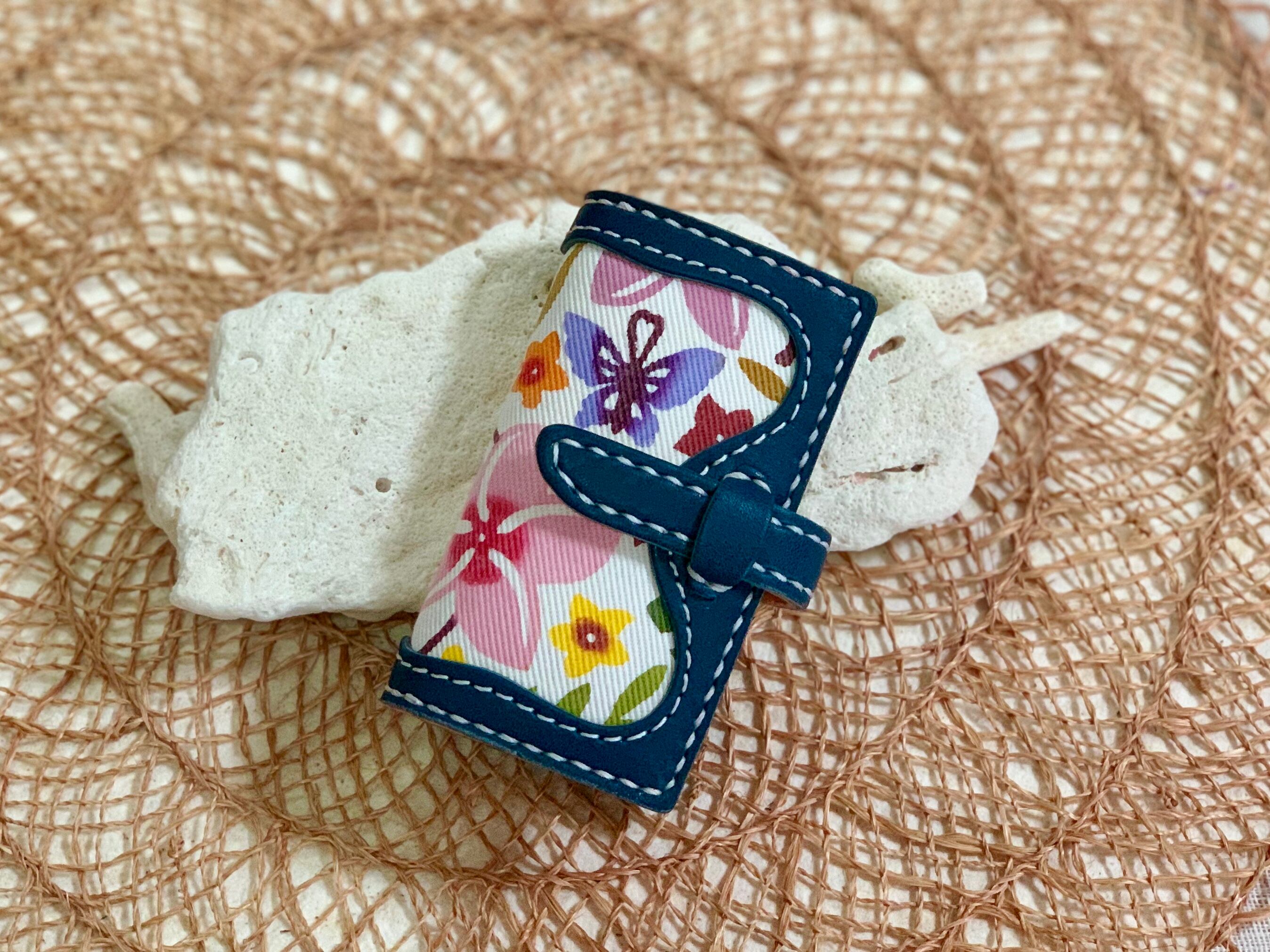 紅型キーケース   （プルメイア柄）　　革　紺