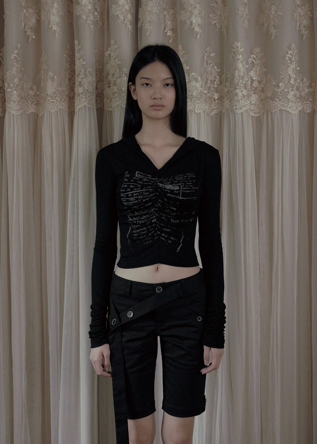 [BOHEMIAN SEOUL]  'DARKNE99 FAINT B1USH' GRAPHIC SHIRRING HOODIE, BLACK 正規品 韓国ブランド 韓国通販 韓国代行 韓国ファッション bohemseo ボヘミアンソウル 日本 店舗