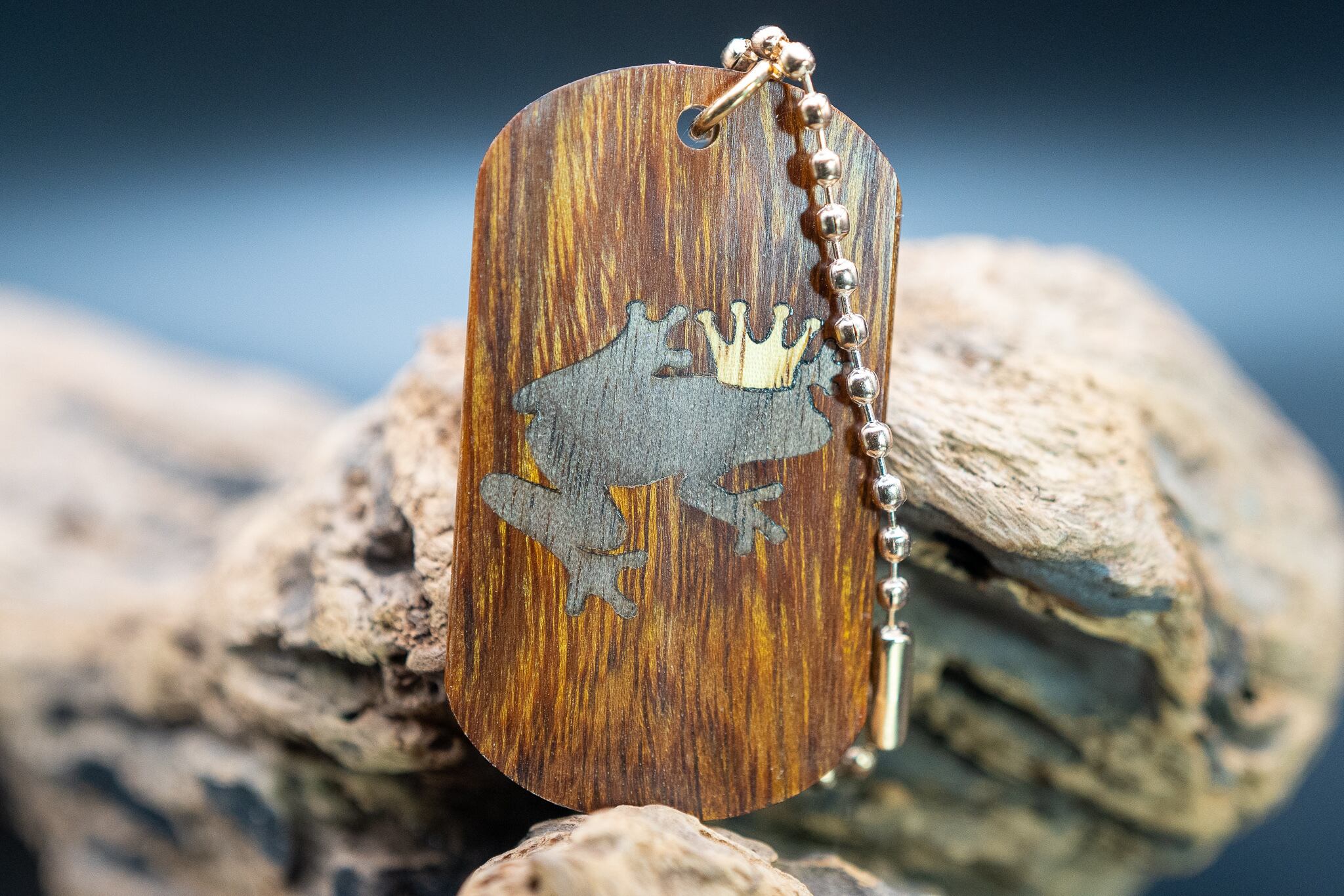 【砂漠の宝石】 デザートアイアンウッド ドッグタグ 象嵌 カエルの王様