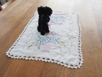 ブルーの花と籠刺繍　クロシェ縁取りマット（シミあり） 画像14