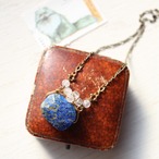 フランスのがま口みたいに愛らしい　ラピスラズリと水晶　ポルトモネ・ペンダント・ネックレス　金古美