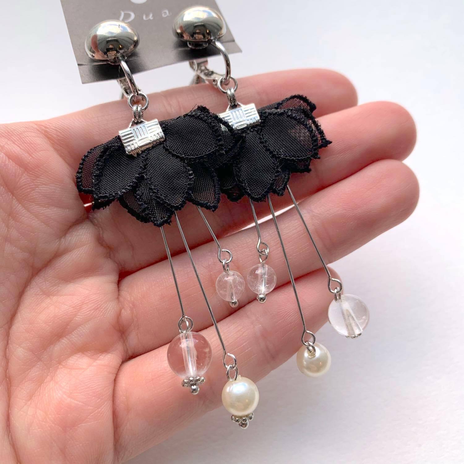 黒いお花とゆらゆらビーズの〈ピアス/イヤリング〉 | Dua-アクセサリー