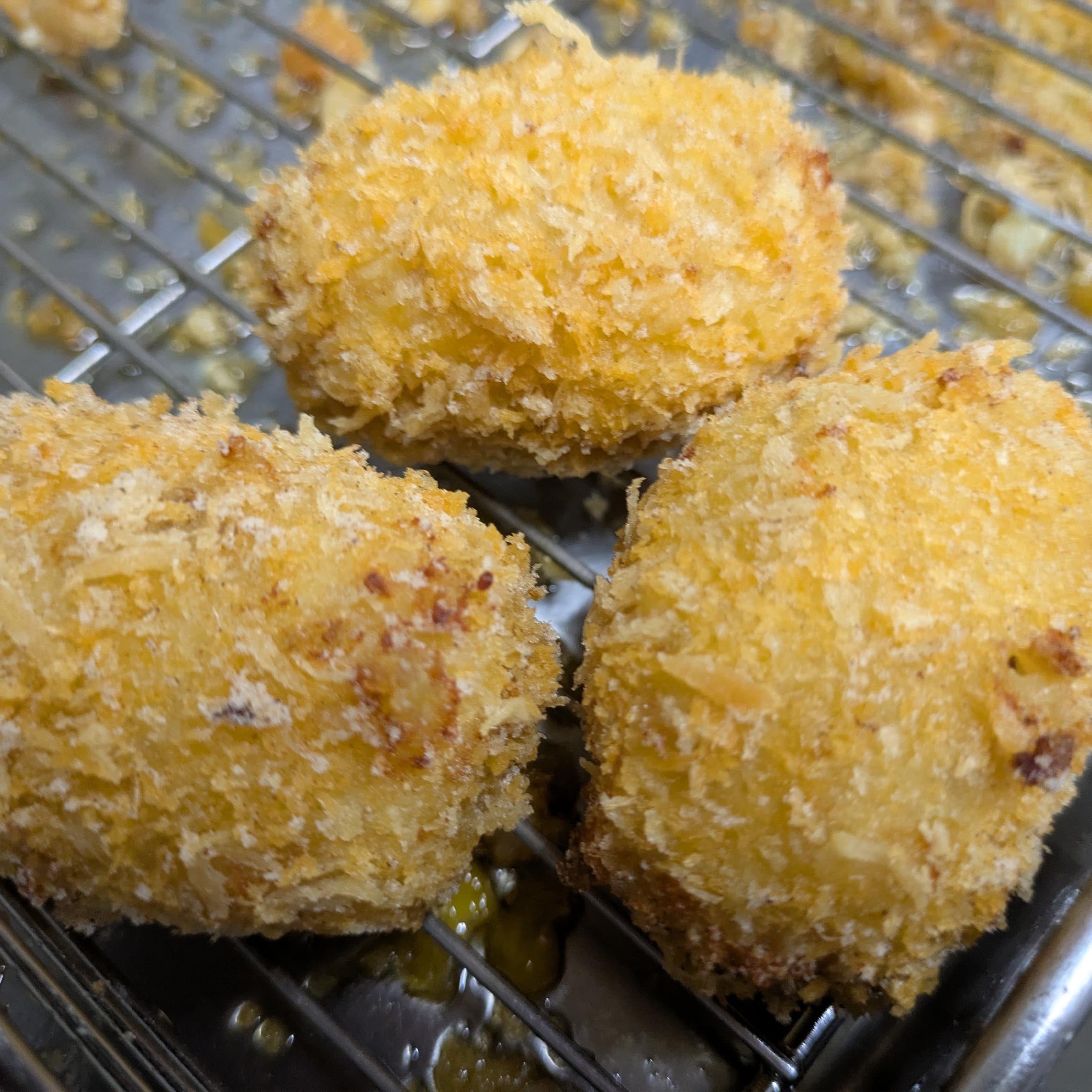 【大久保精肉店】メタコロ君 ロンT【魂のコロッケ】