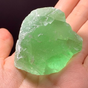 フローライトハリネズミが住み着いているグリーン原石