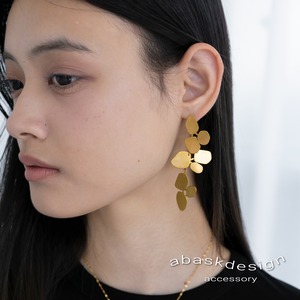 【ネコポス便】金属アレルギー対応のリーフモチーフロングピアス　2606