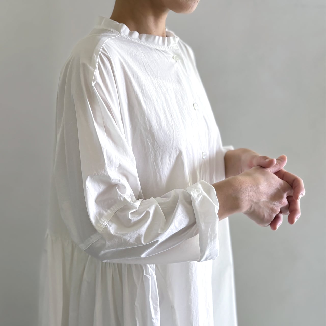 タイプライター スタンドカラーギャザーワンピース TANG | 日々花