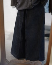 予約販売 | i’m here : - “BOX” DENIM PANTS ：Navy｜13.5ozリジッドデニム／箱型シルエット／1パーツ構成／スクエアシルエット／レザーパーツ