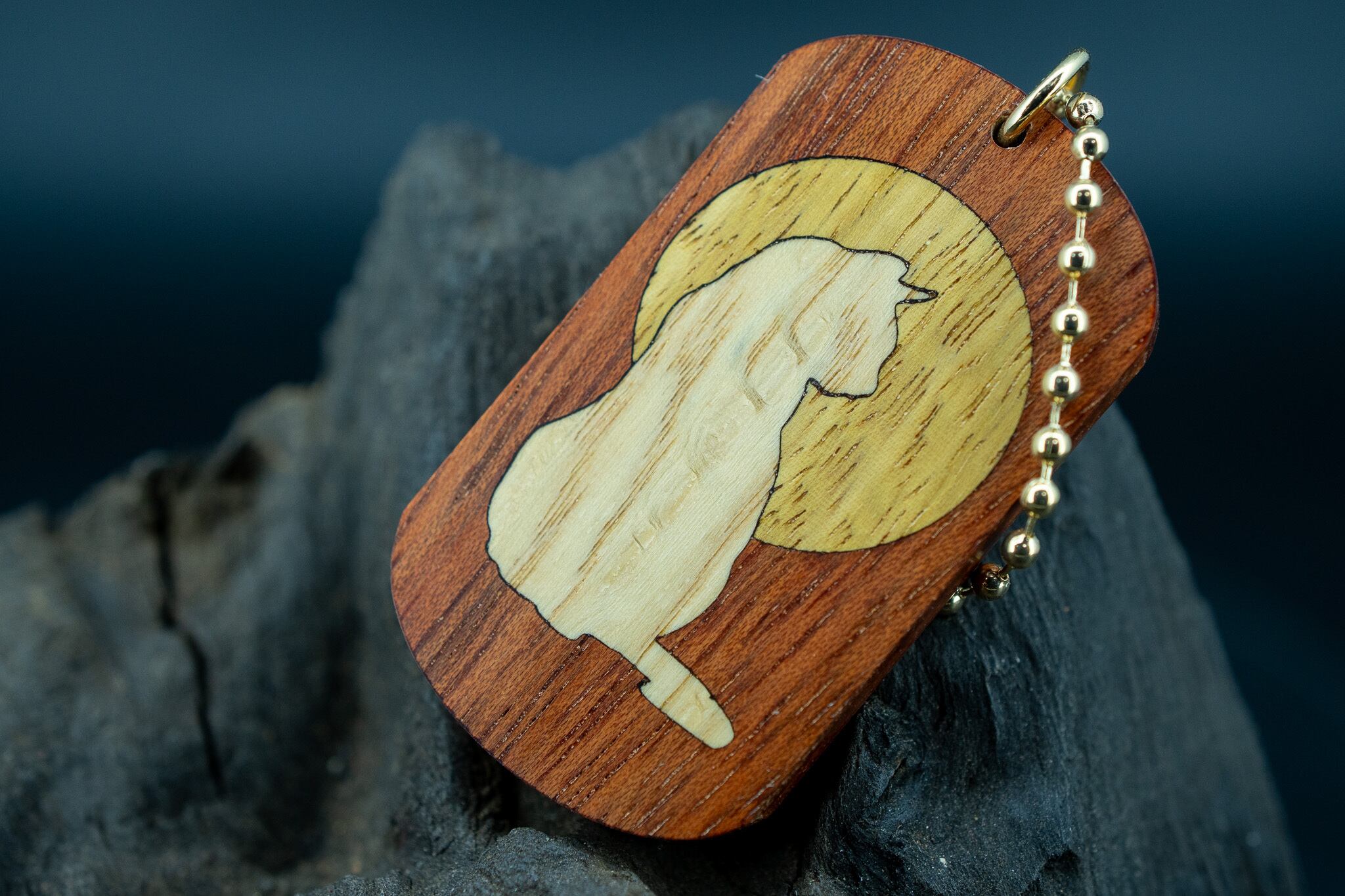 【鮮烈な赤】 サティーネ ドッグタグ象嵌 横を向く上品な猫