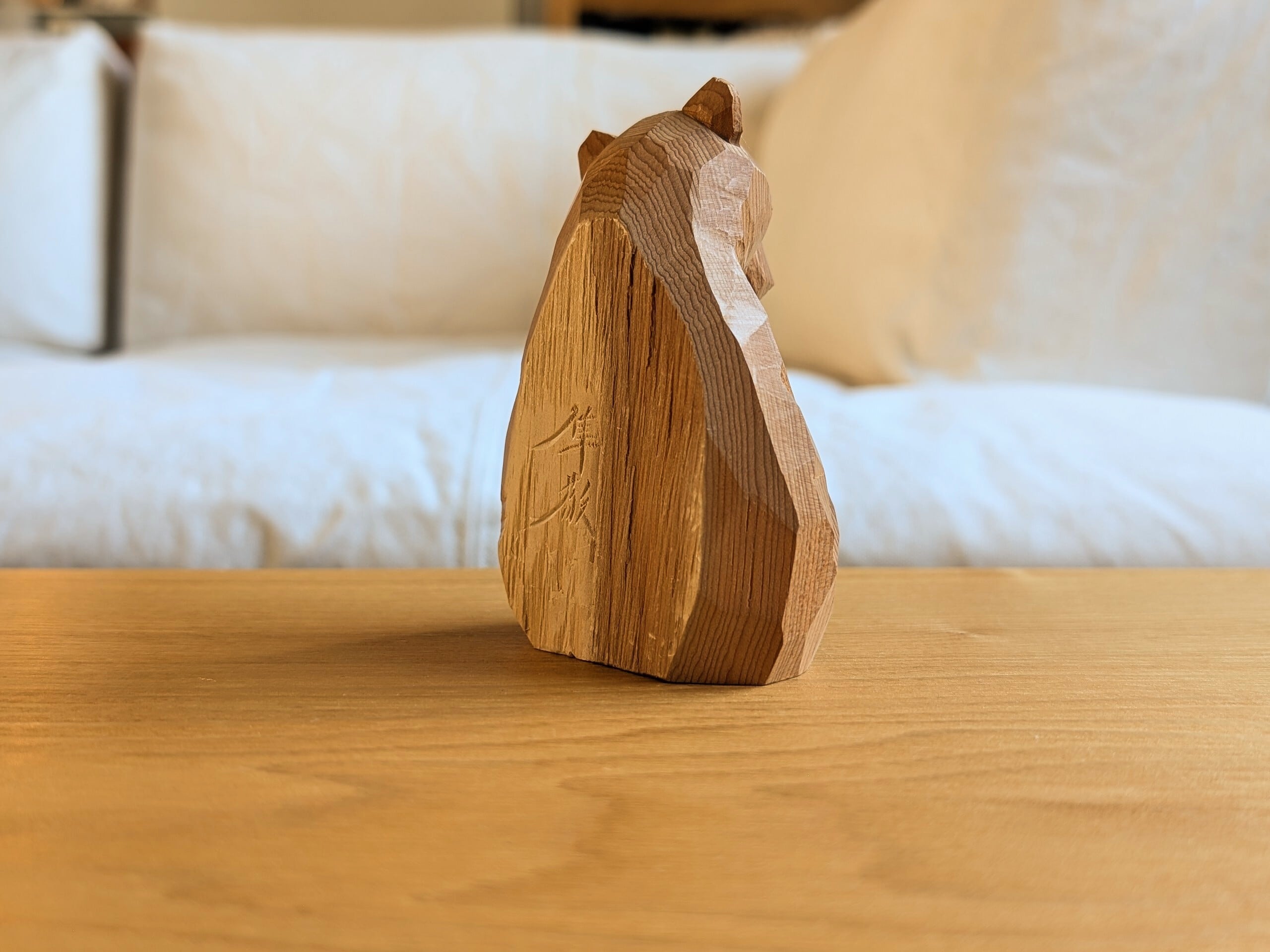 賀上隼敬 座り熊（特大） #6「おおきな手」 | 木彫りの熊 | inoya