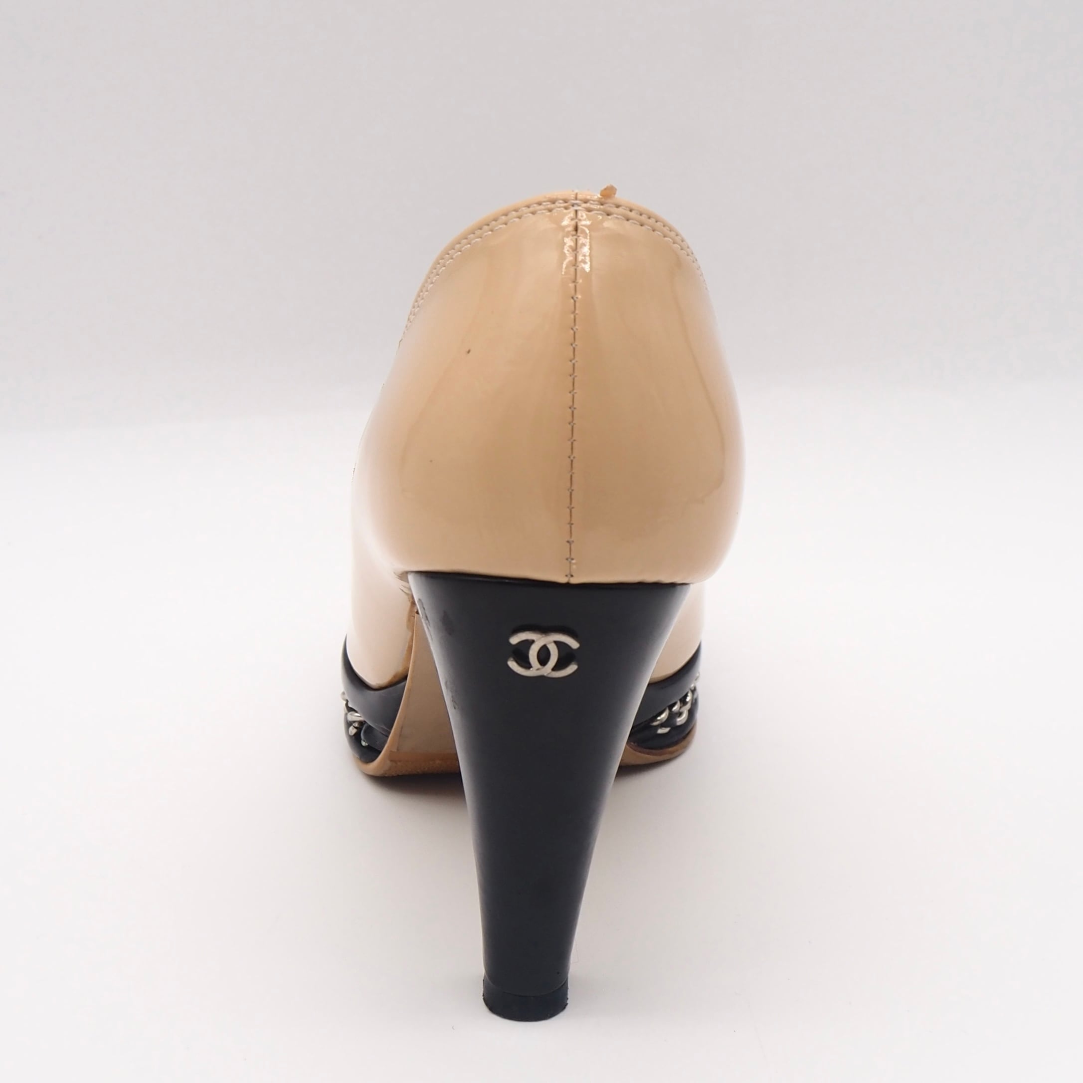 ブラック ベージュ CHANEL トゥキャップパンプス のバイカラーシューズ誕生秘話 (シャネル) メゾンの真髄に迫る、Chanel 靴