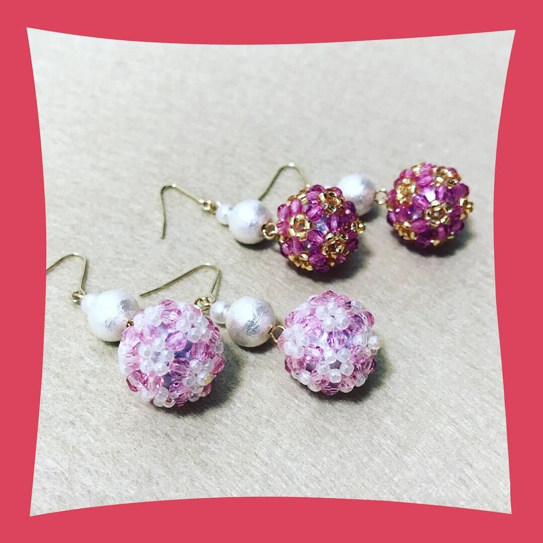 0066:スワロフスキー ピンクビーズボールとコットンパールの3連ピアス
