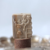 アラシャン瑪瑙 九尾彫刻 - 古書モチーフ 知恵 変化 天然石 パーツ I1003