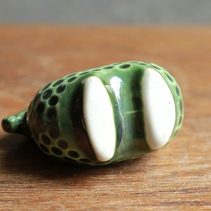 渋いグリーンで水玉模様の、小さな馬｜馬モチーフ 陶器の楊枝入れ 緑釉 レトロ置物