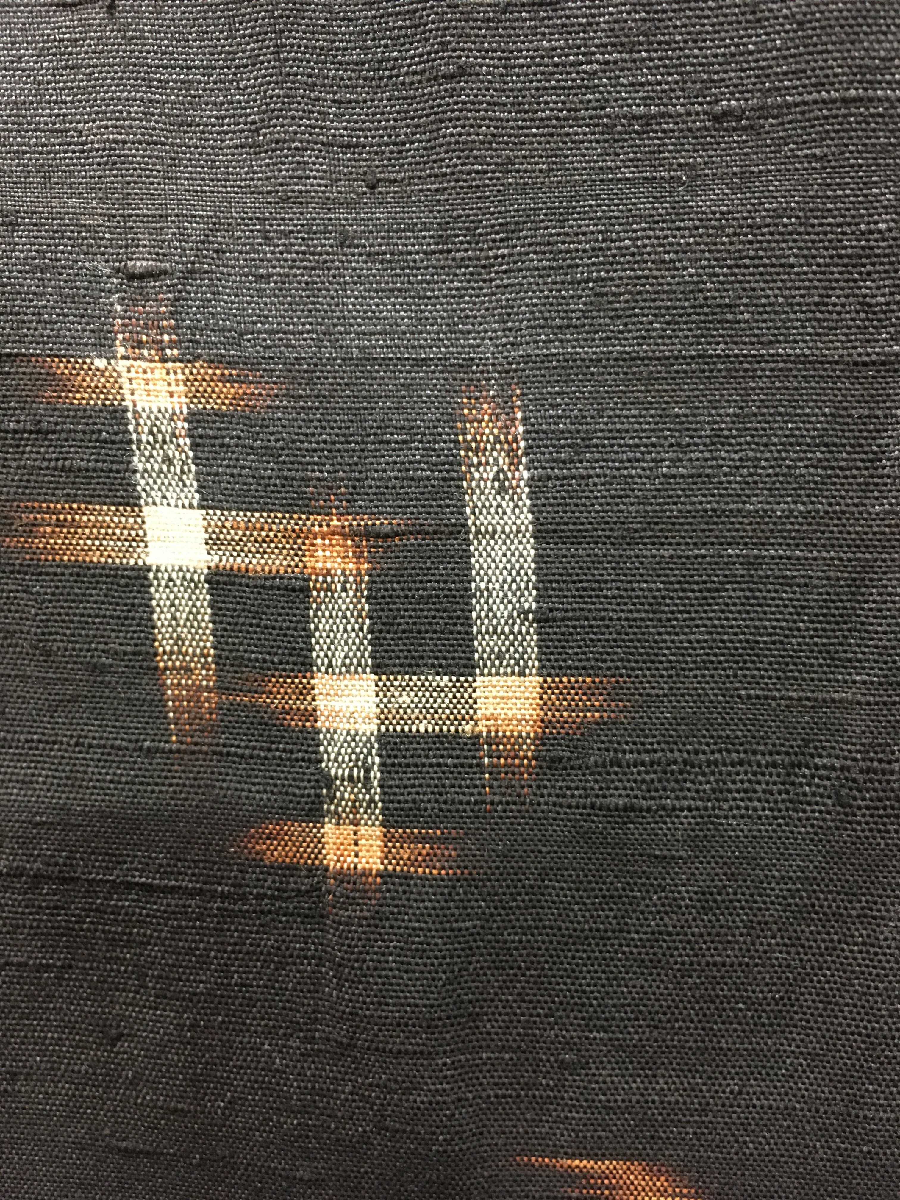 九米島紬袷（こげ茶地｜井絣につばめ）