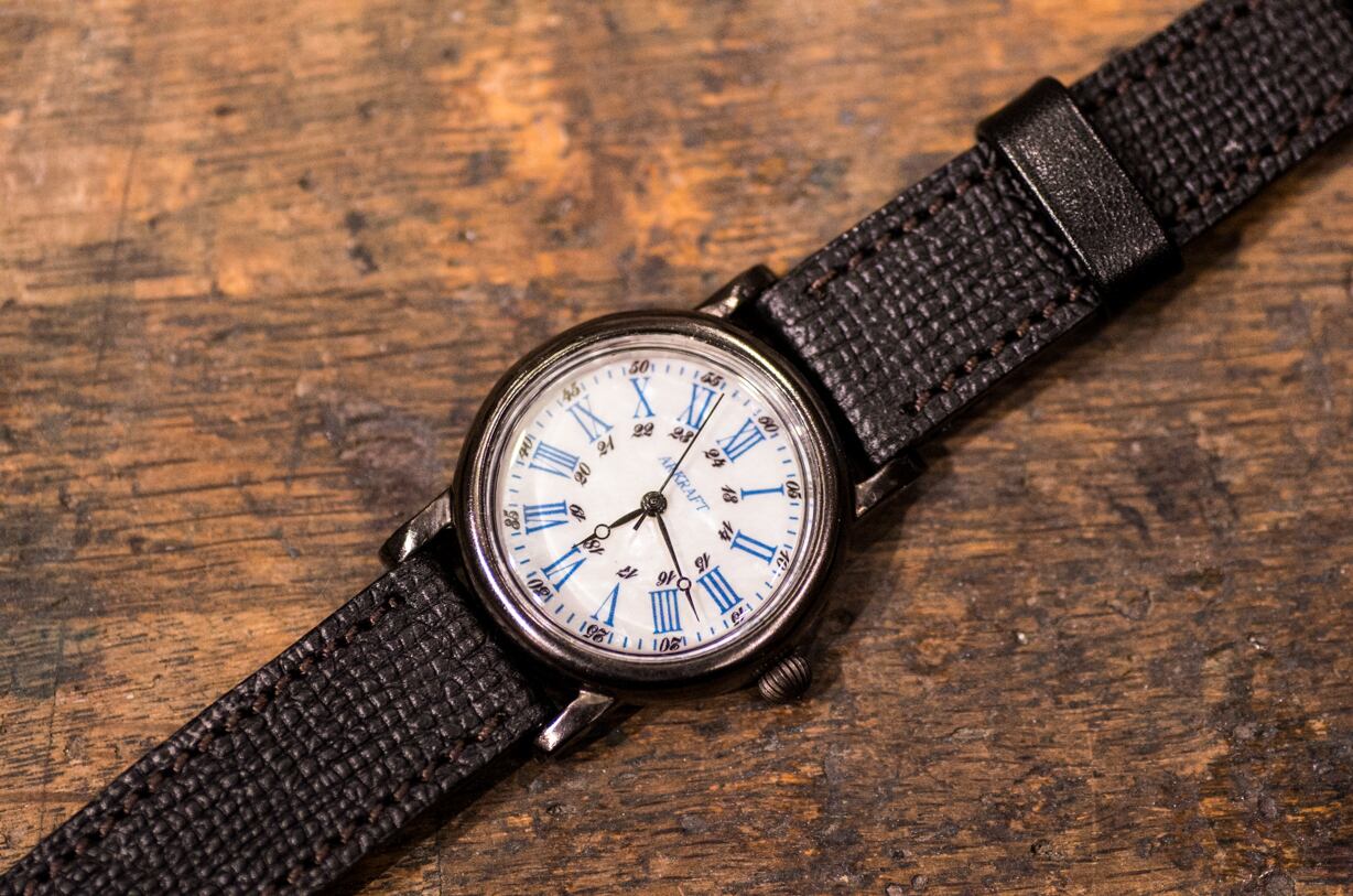 白蝶貝の文字盤と深みのある青の数字の組み合わせが美しい腕時計 Drake Round Mideum 店頭在庫品 手しごと腕時計arkraft Stock Shop