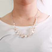 淡水パールとラブラドライトが絶妙 ほどよいボリューム感がいい感じ！花びらパールネックレス ne1155