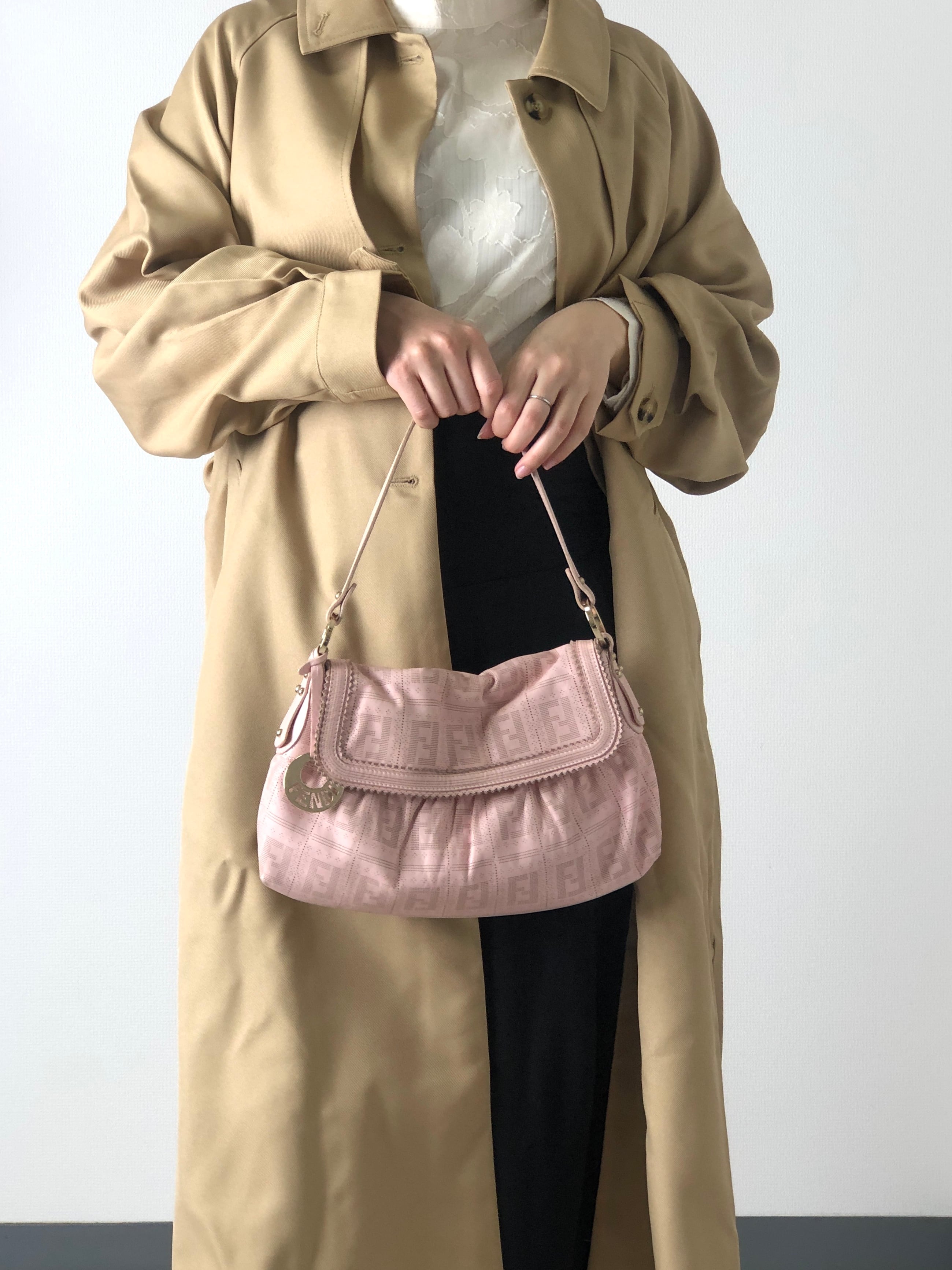 FENDI フェンディズッカ柄 ショルダーバッグ キャンバス ピンクベージュ FENDI フェンディ ズッカ ショルダーバッグ ピンク ロゴチャーム
