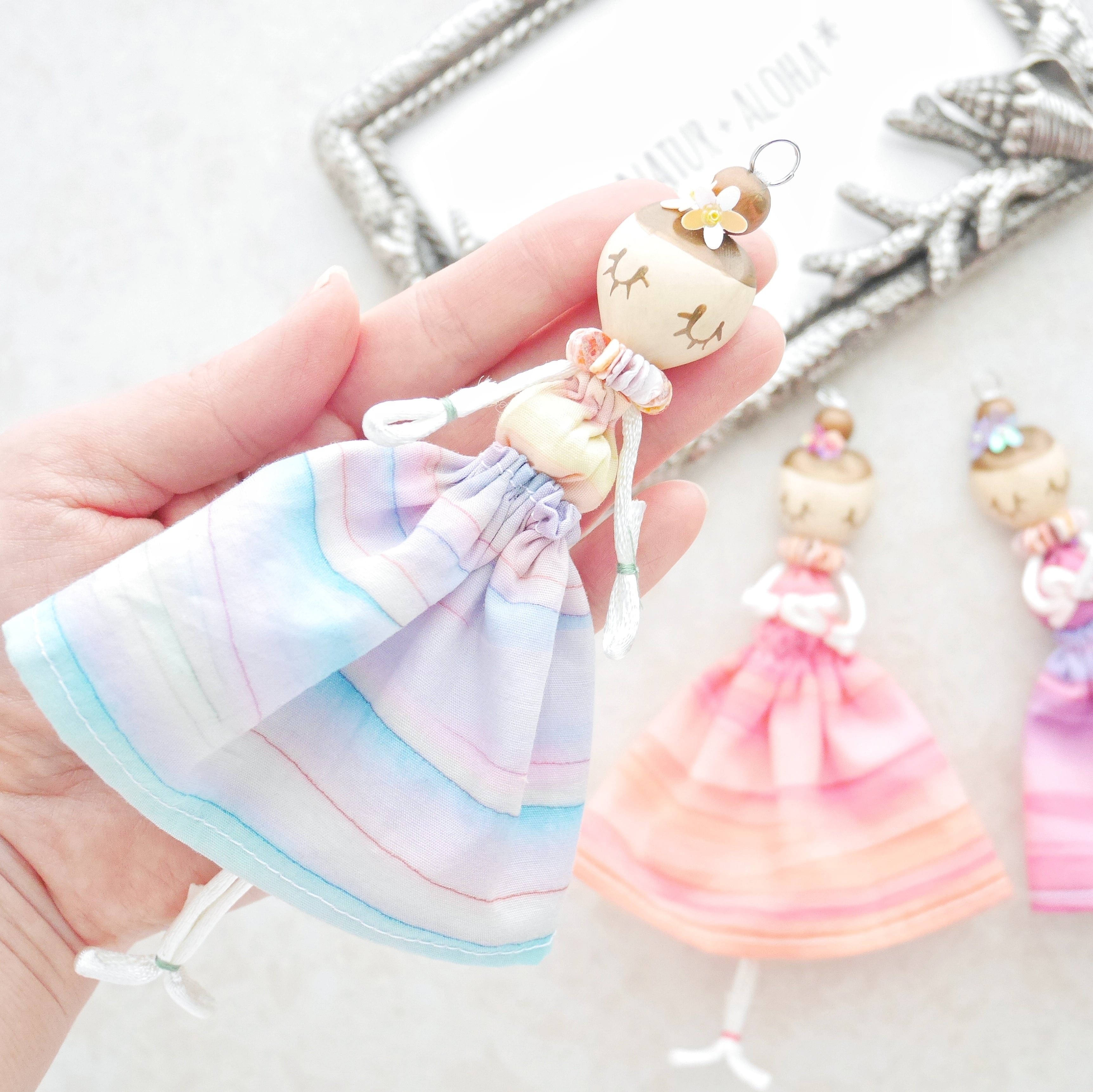 虹色パウスカート ククイナッツのフラガール 虹色グラデーション ハワイ Handmadeドール Naturaloha ナチュラロハ