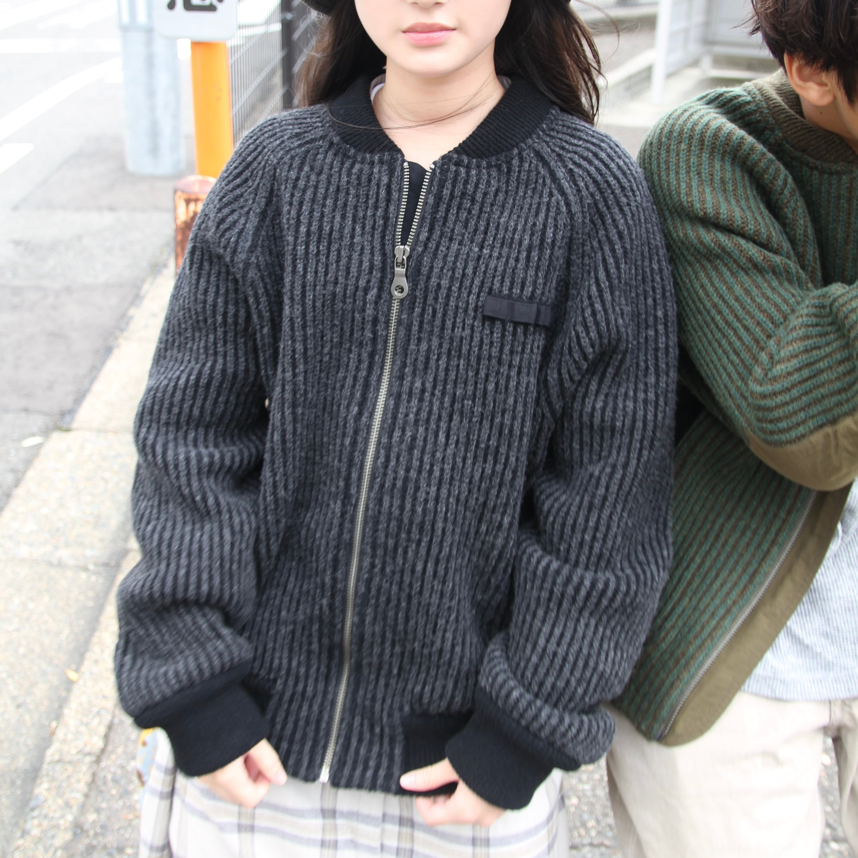 【新作】肘当て＆ペンホルダー付きニットアウター「エディターズFJ（チャコール）」