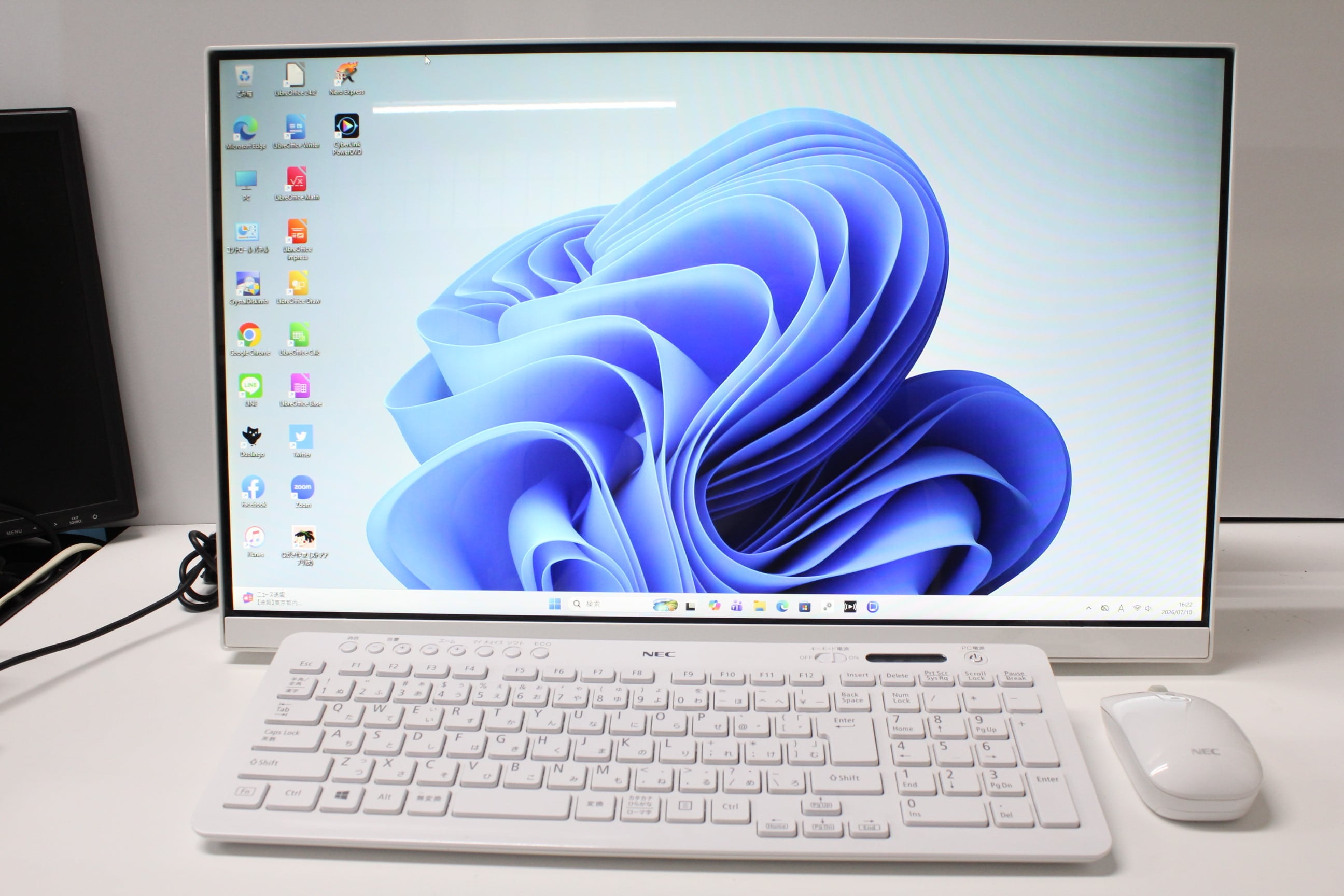 じ*ん様 NEC LAVIE ノートパソコン 本体 Core i7 16GB 中古一体型デスクトップ】NEC〈LAVIE A2797/BAB〉第10世代Core i7