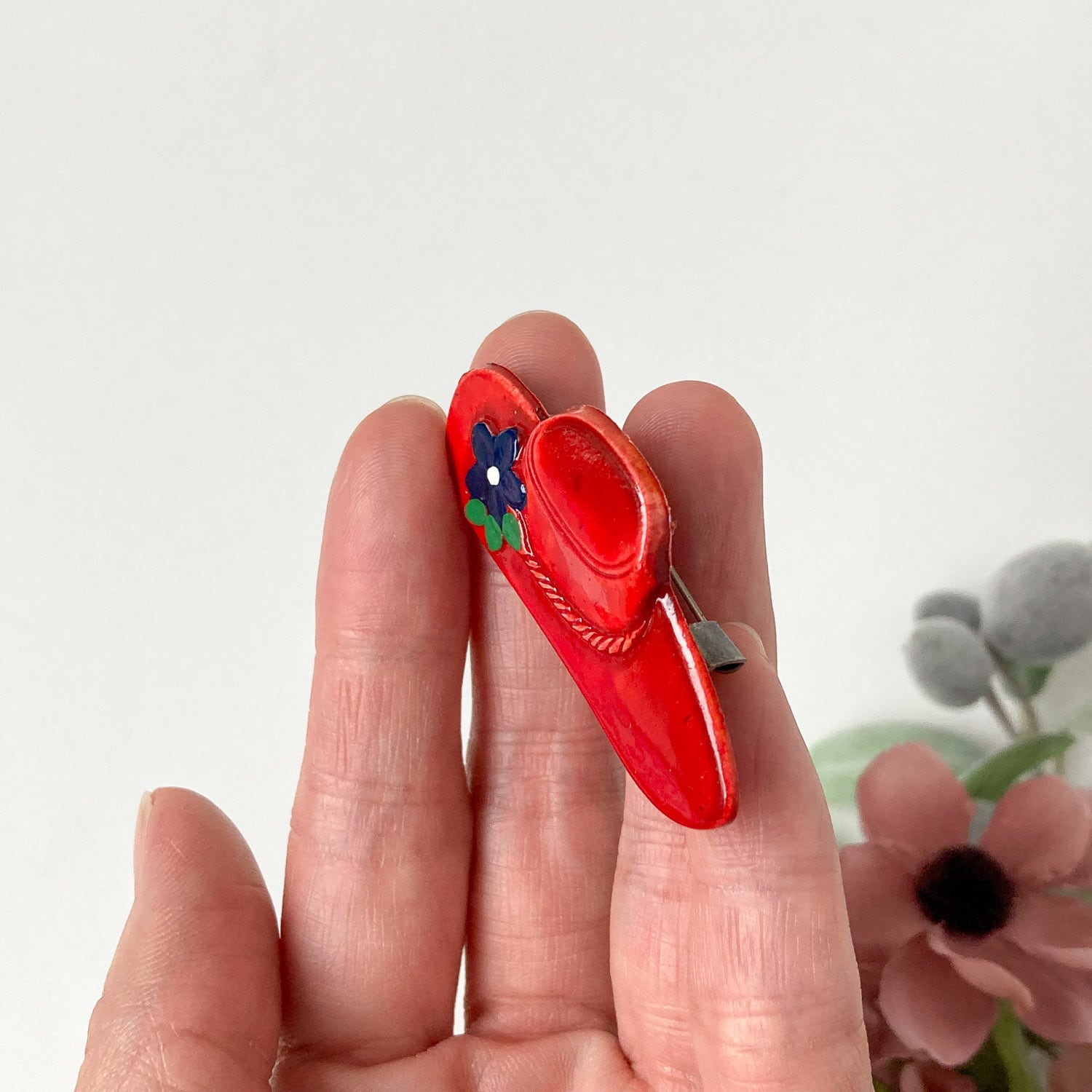 お花のついた赤いハットのヴィンテージブローチ | Dua-アクセサリー