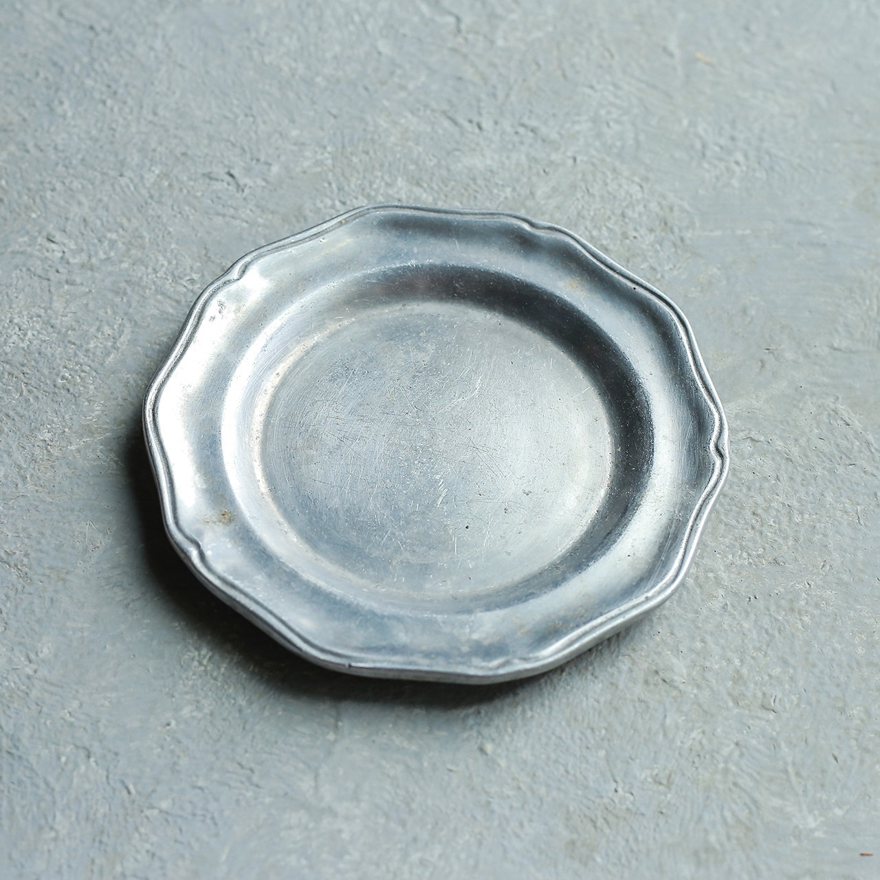 シルバーに輝く、ピューターのお皿