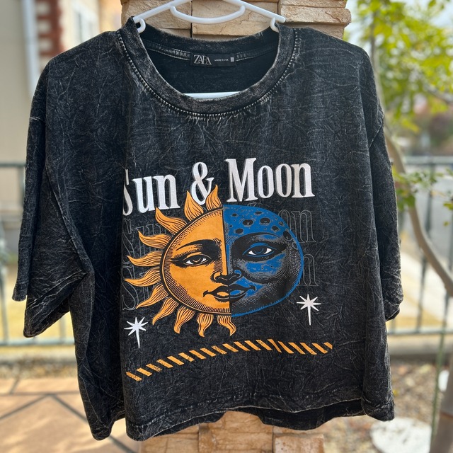 月と太陽ティシャツ