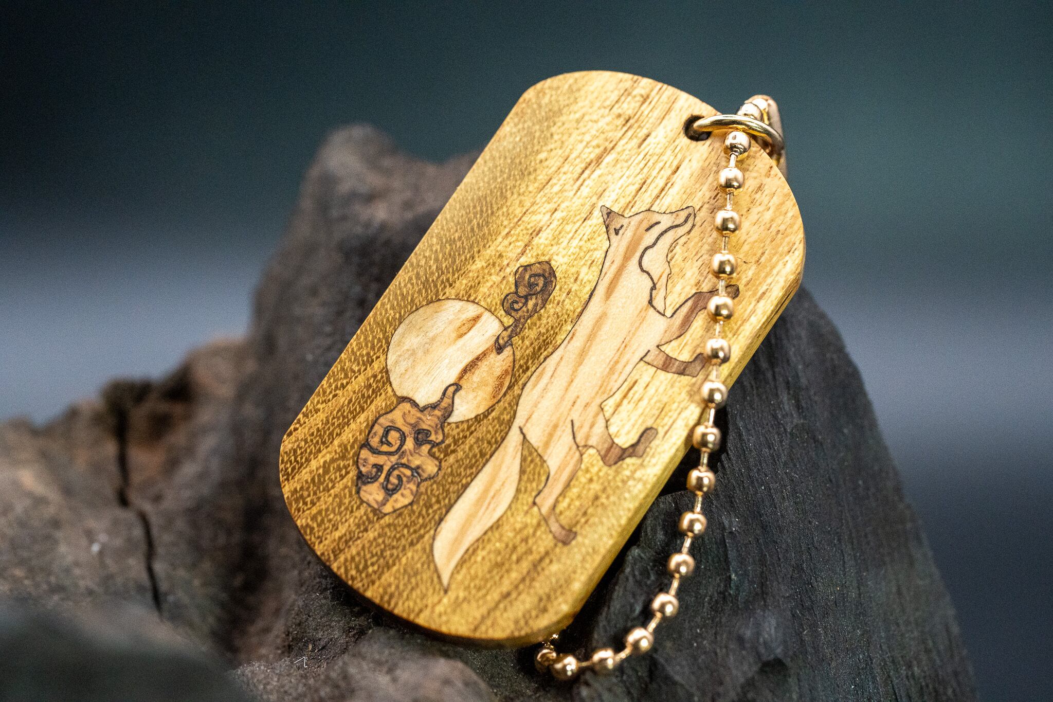 【黄金の木】 御蔵島 金桑 ドッグタグ 象嵌 十五夜きつね