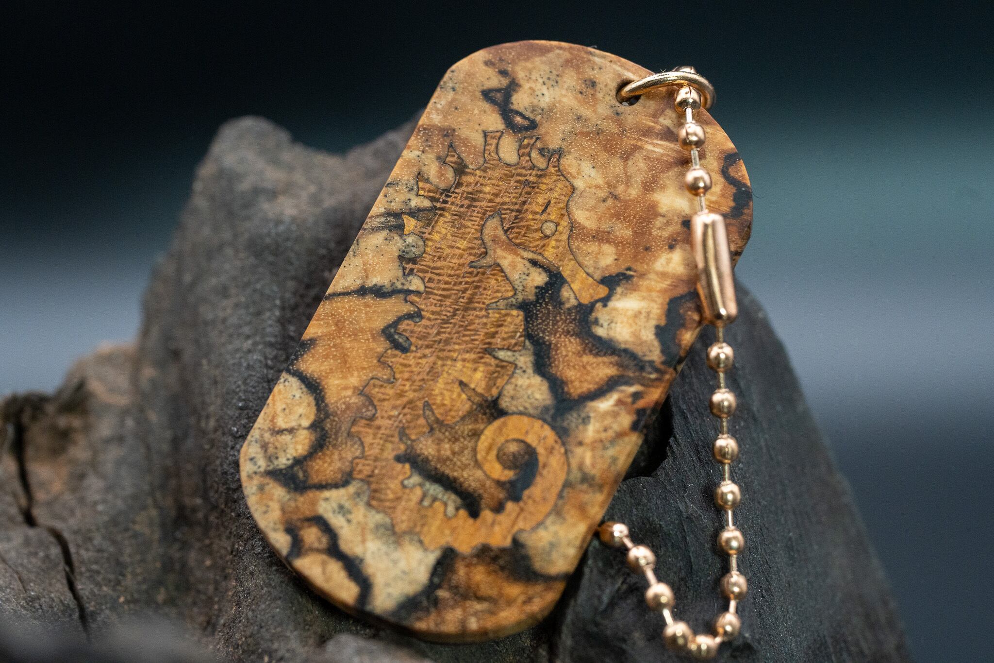 ※【 北欧の銘木 】スポルテッドマスールバーチ ドッグタグ 象嵌 のぼり竜