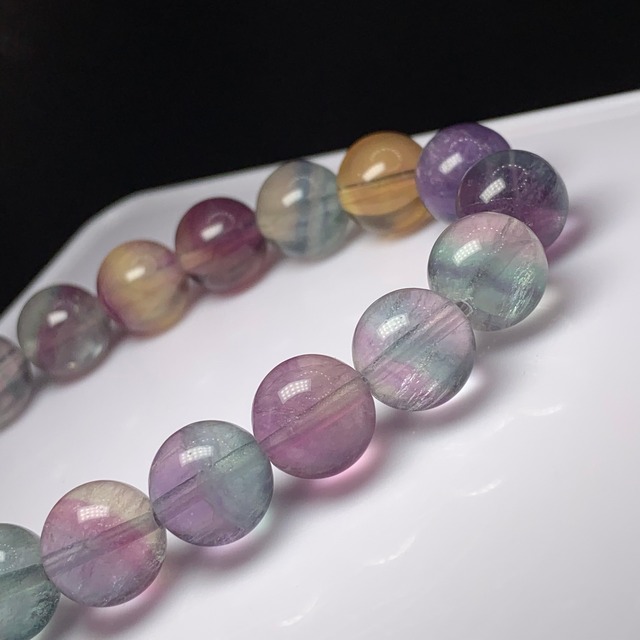 no2.透明度有り、色味が濃く多彩なグラデーションフローライトブレスレット