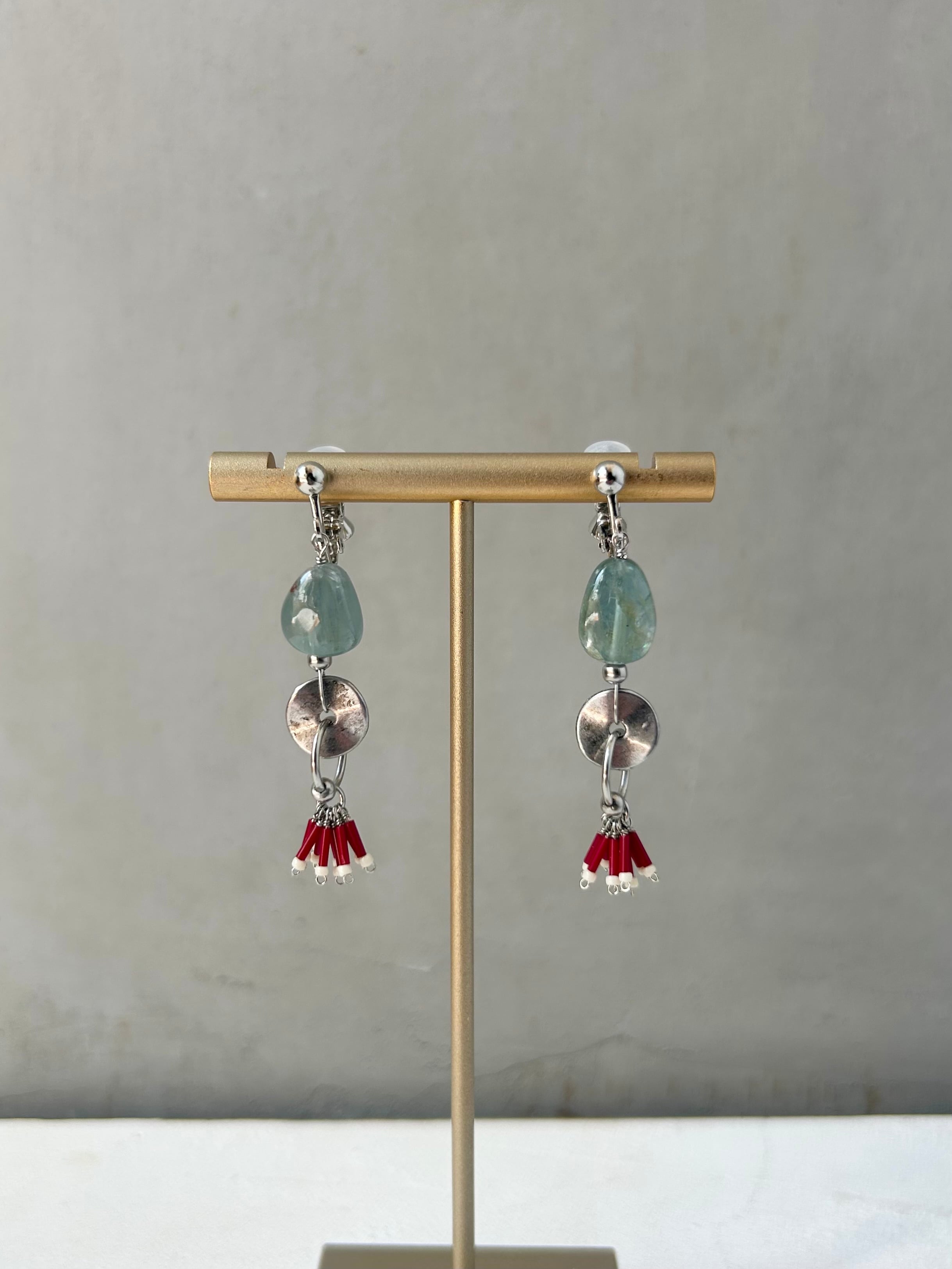 カイヤナイトとヴィンテージビーズのピアス/イヤリング