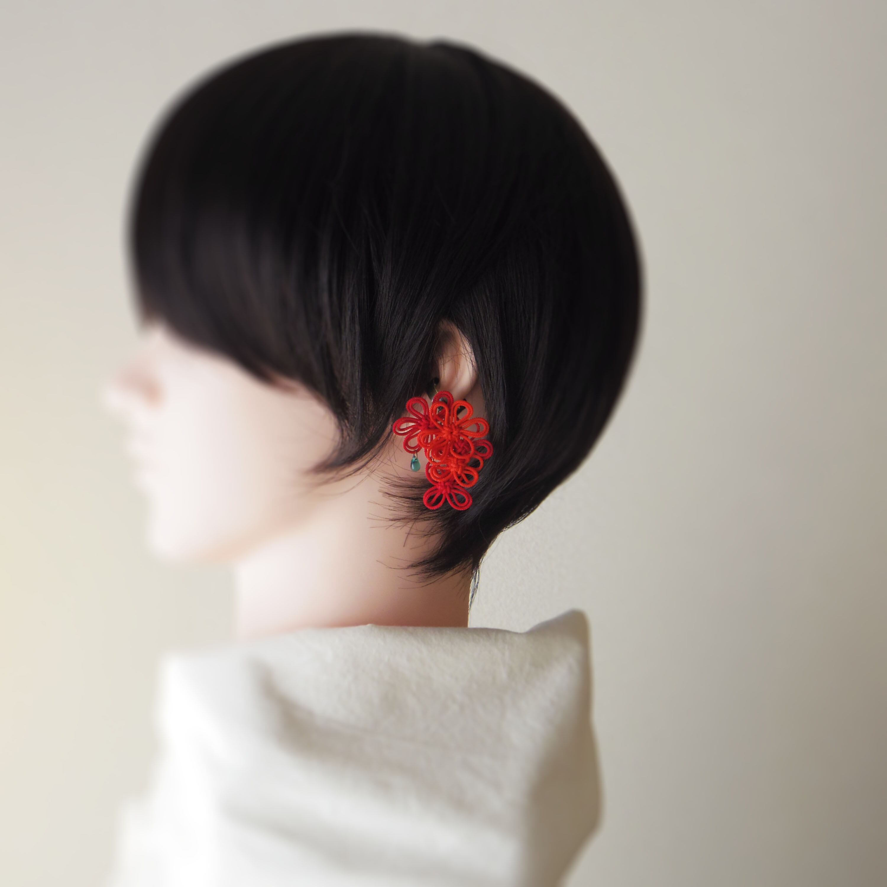 飾り結びかたっぽイヤーカフ「おとぎ艶々」(朱×赤)【軽量和風アクセ】