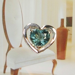 Inomea. デザインご参考に。横8mm位のハートの宝石にシンプルでいて洗練されたハート枠に鎮座。
