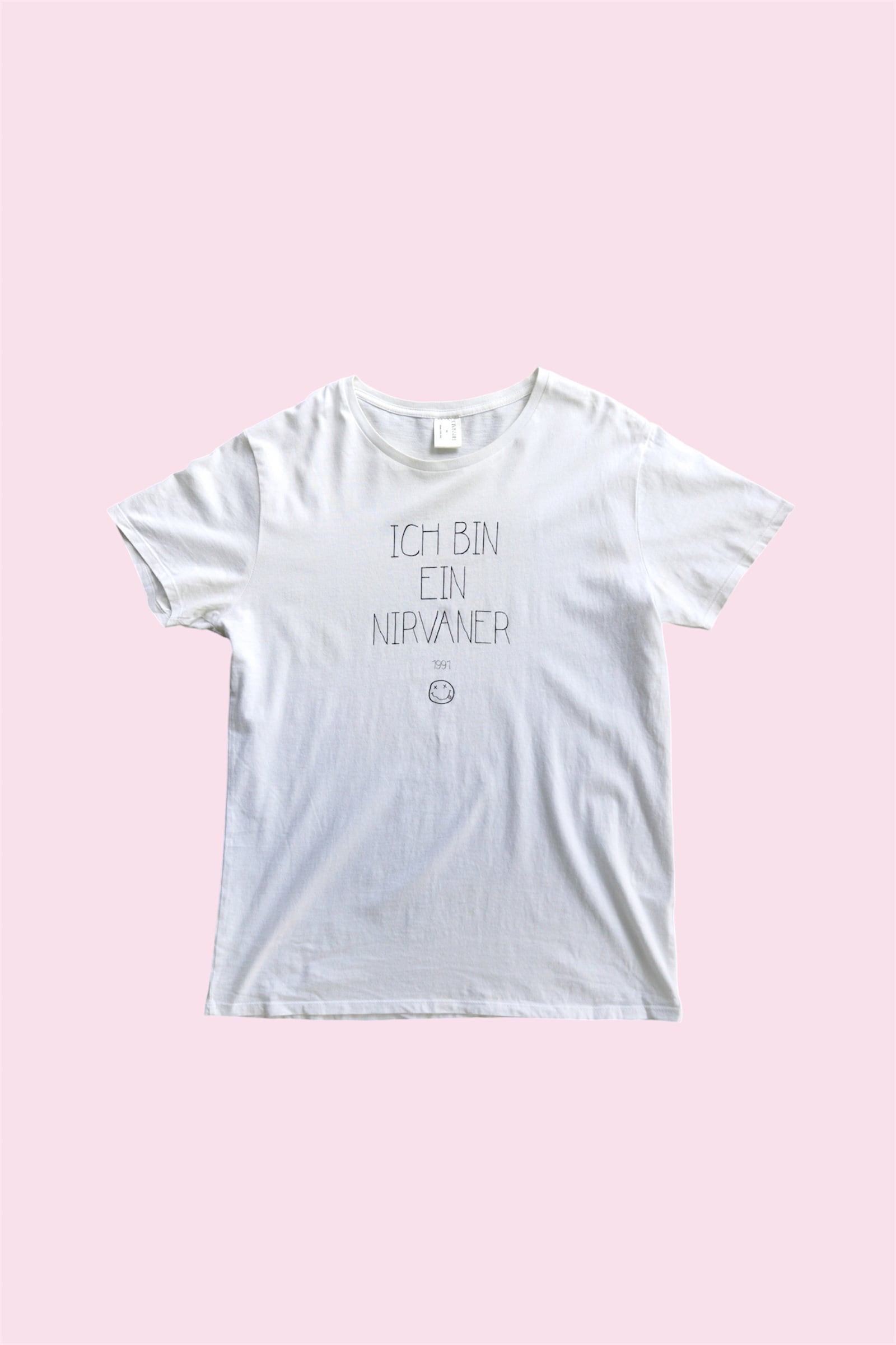CIVISSUM シビズム “ICH BIN EIN NIRVANER” Nirvana オマージュTシャツ / White