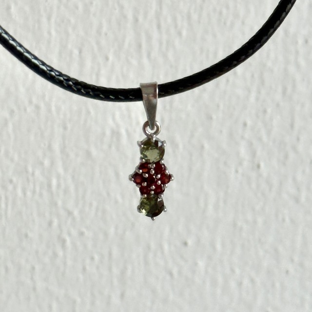 【本場買い付け】【最高品質】【希少石】モルダバイト×チェコガーネット　ペンダント（チェーンつき）　NO.10