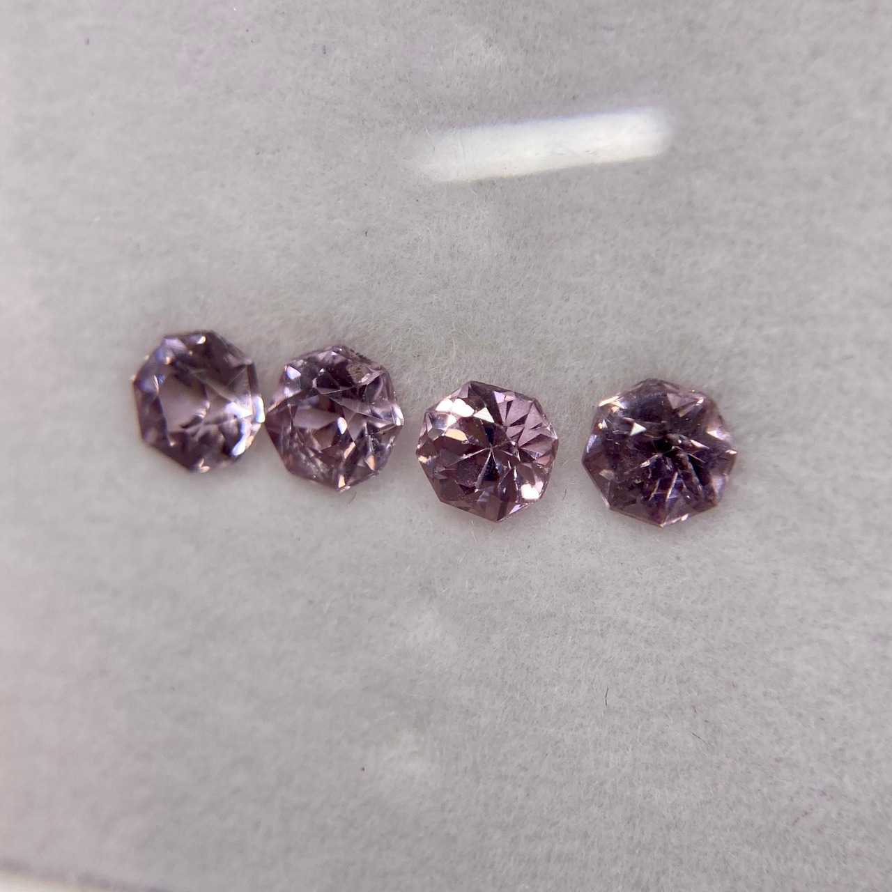 お花みたいなスピネル 約4mm-4.5mm 4点セット No.1