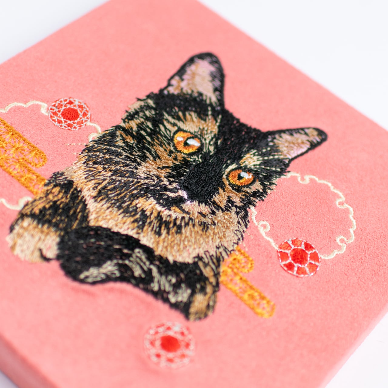サビ猫とガーネットの刺繍パネル | コイトネコ