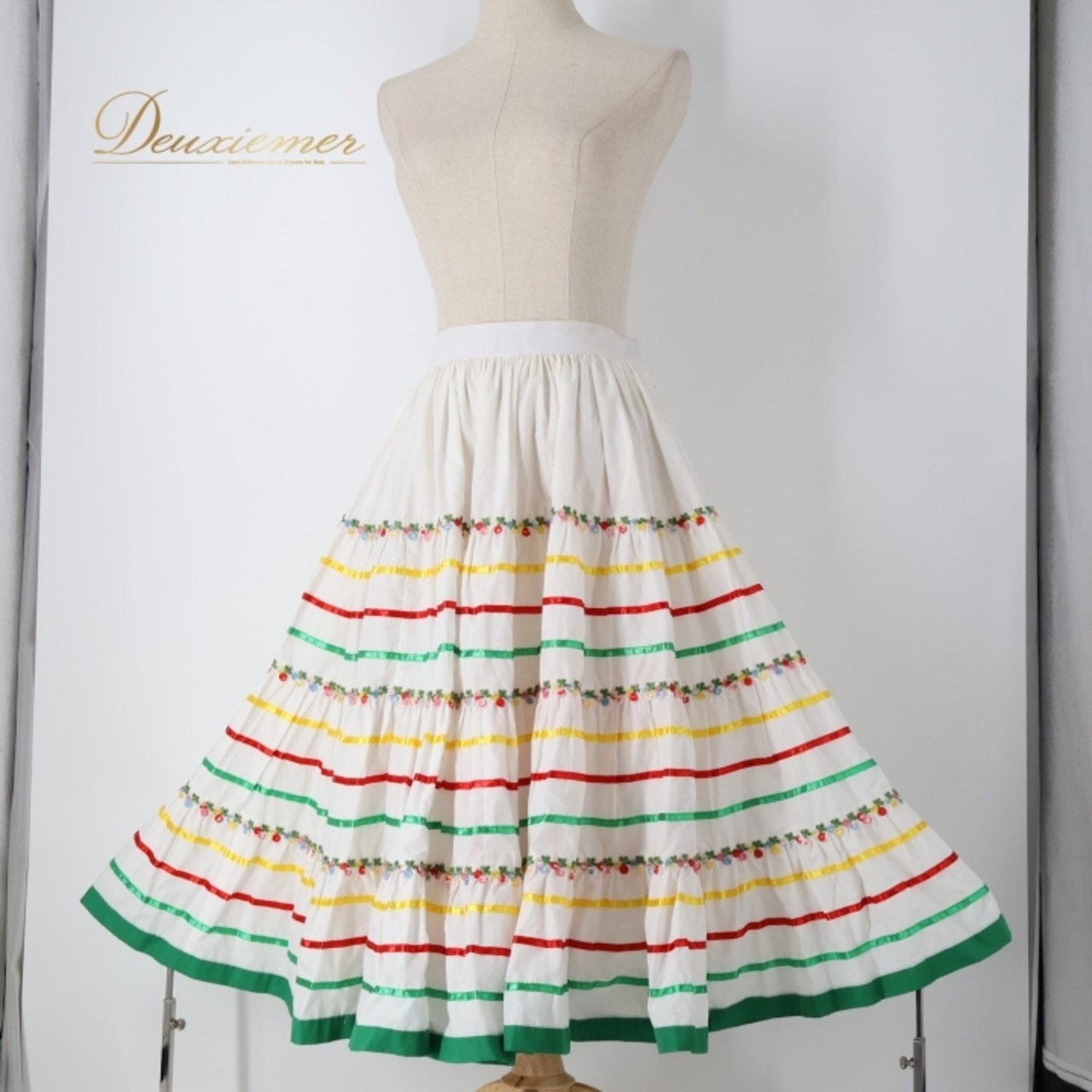 フォークダンス 衣装 スカート ホワイト系 ルイス LOUIS 刺繍 花 白 黄 赤 緑 チロリアン チロルスカート カントリー 明るい 爽やか ダンス衣装 イベント 練習 レッスン イエロー系 レッド系 グリーン系 ピンク系