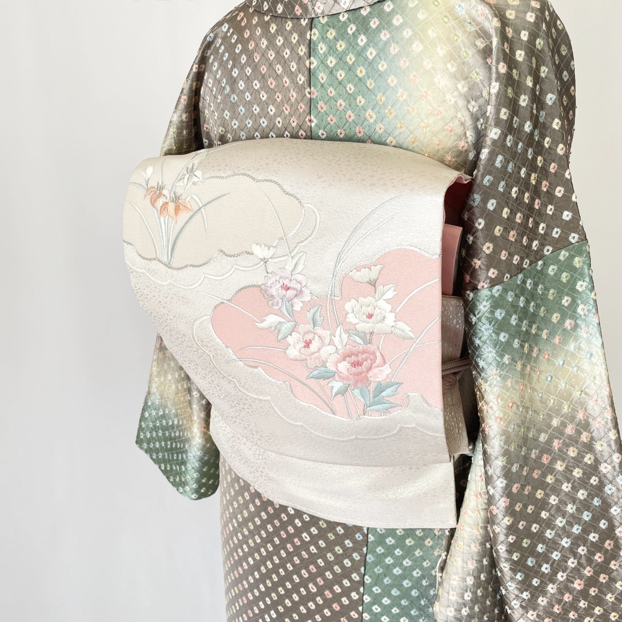 正絹名古屋帯　銀箔地に牡丹と杜若刺繍／未使用品！しつけ糸付き | SELECT KIMONO 華ふじ powered by BASE