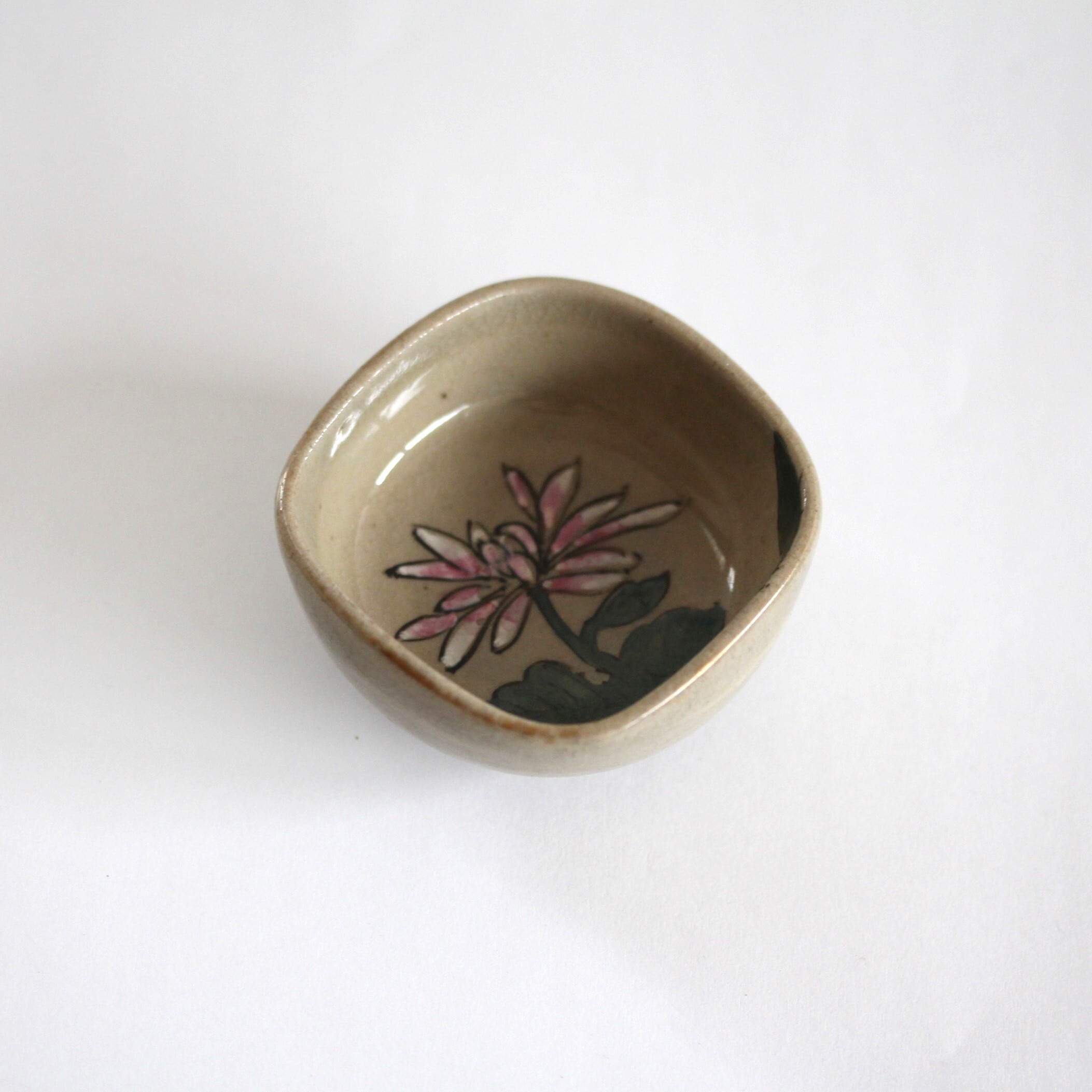 九谷色絵菊文角盃 d5.7cm Kutani Enameled Square Cup