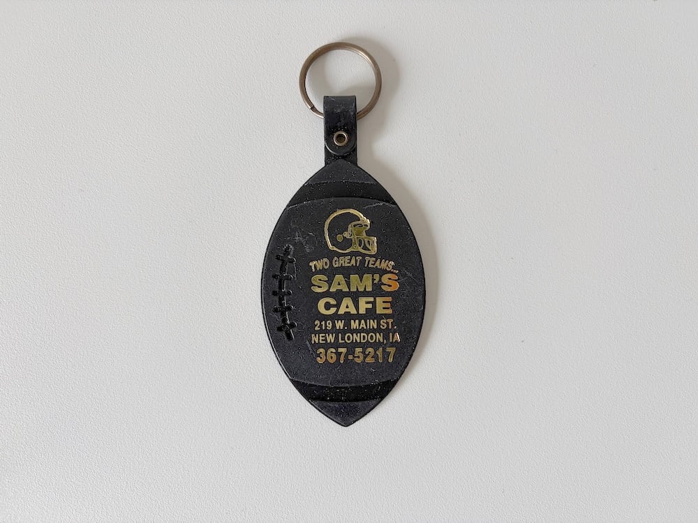 【U.S.】アメリカンフットボールの形をしたキーホルダー'SAM'S CAFE' / American football-shaped keychain 'SAM'S CAFE'