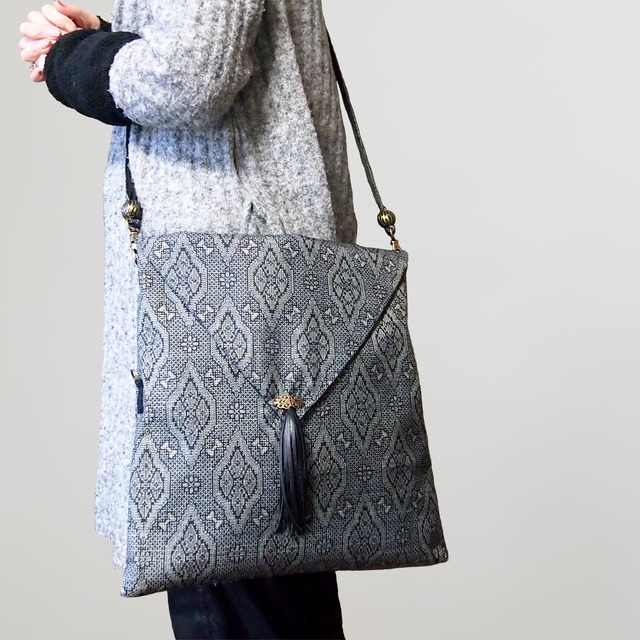 スマホショルダー＜大島紬／紺亀甲＞