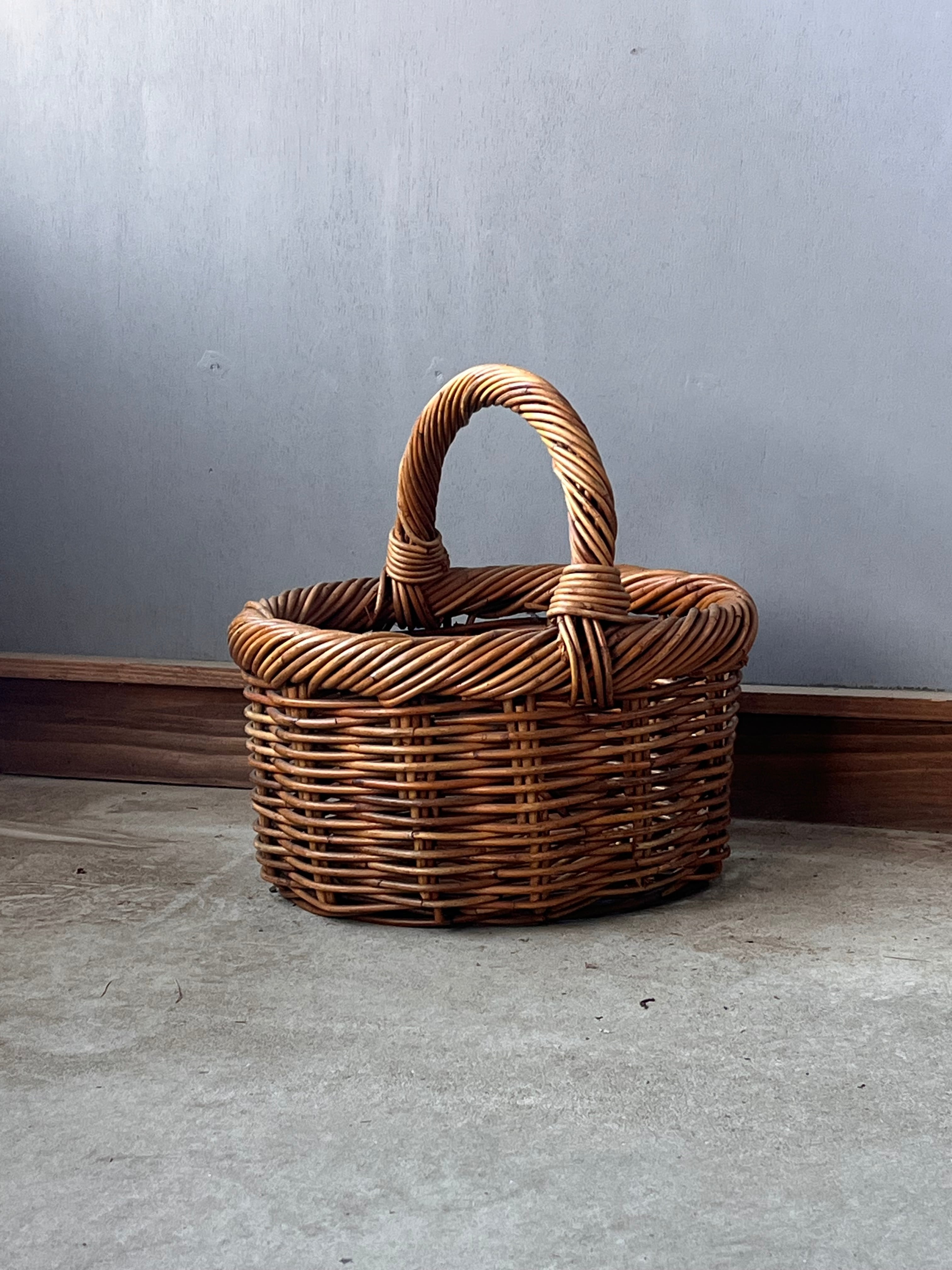 ラタンのバスケット