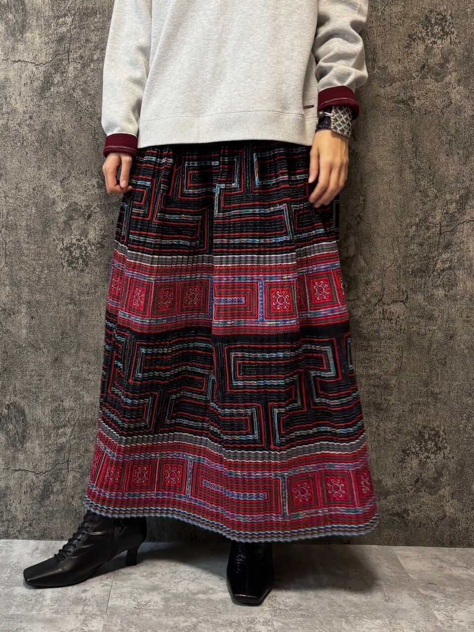 モン族スカート 74 ロング クロスステッチ刺繍 ろうけつバティック