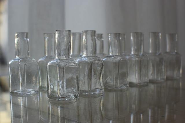 隅切りデザインが美しいガラスの小瓶12個セット